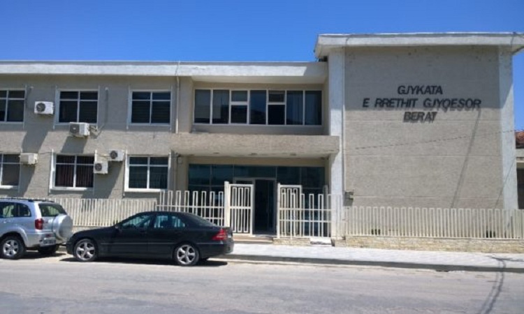 “Jetova më shumë me prindërit e tij se sa me të”, emigracioni po ndan çiftet në Berat