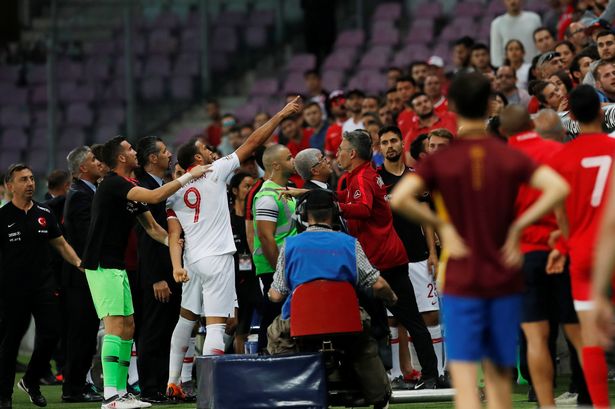 VIDEO/ Kërcënon tifozin me jetë, turku Tosun ndëshkohet me të kuq