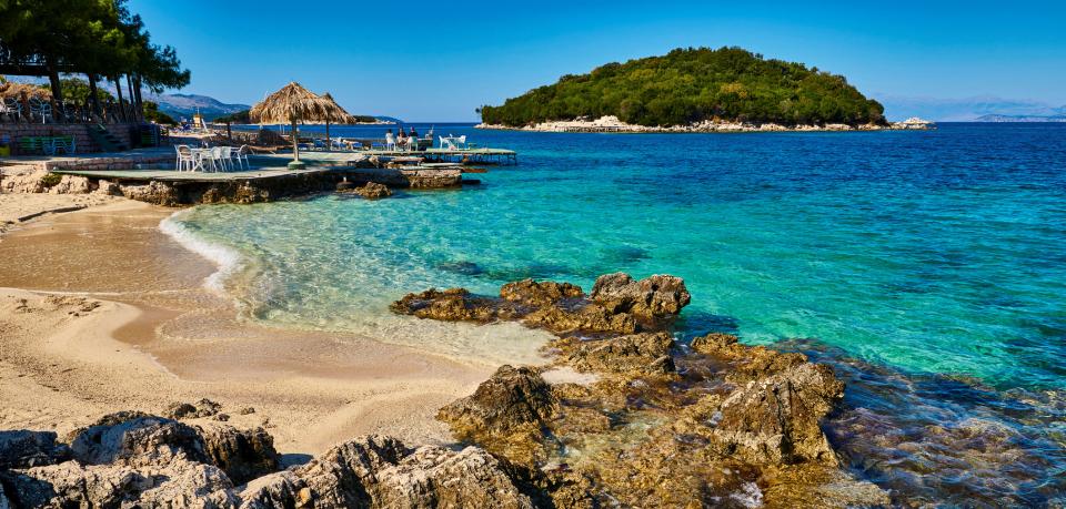 Revista gjermane shkruan për bregdetin shqiptar: Plazhi i Durrësit është zënë deri në centimetrin e fundit