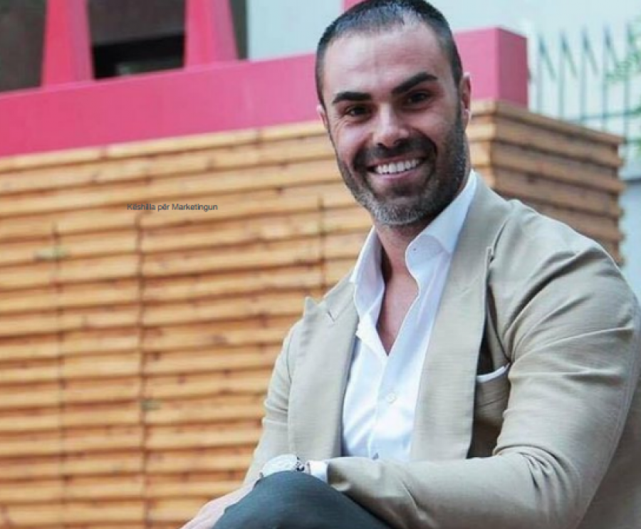 Landi publikon foton e veçantë me të dashurën