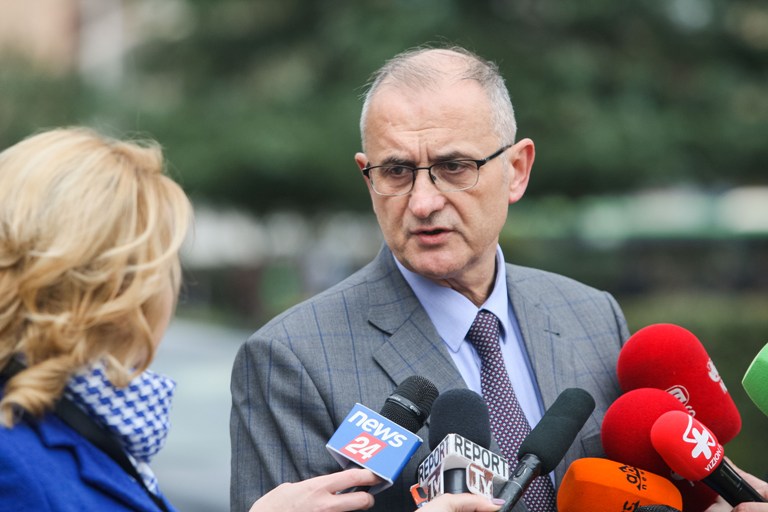 Vasili sulmon ambasadoren Vlahutin: Më mirë të heshtë për refugjatët