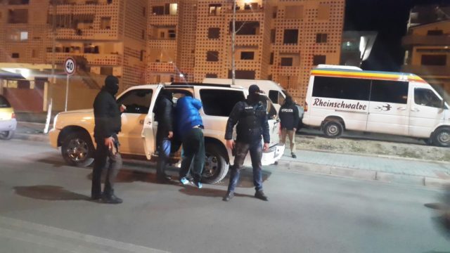 Tre të rinjtë bëjnë ‘të fortët’ me policinë në Durrës, nuk pranojnë kontrollin