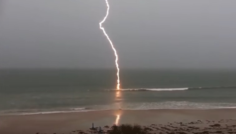 Mot me shi gjatë gjithë qershorit, paralajmërimi i meteorologut: Kujdes nga rrufetë!