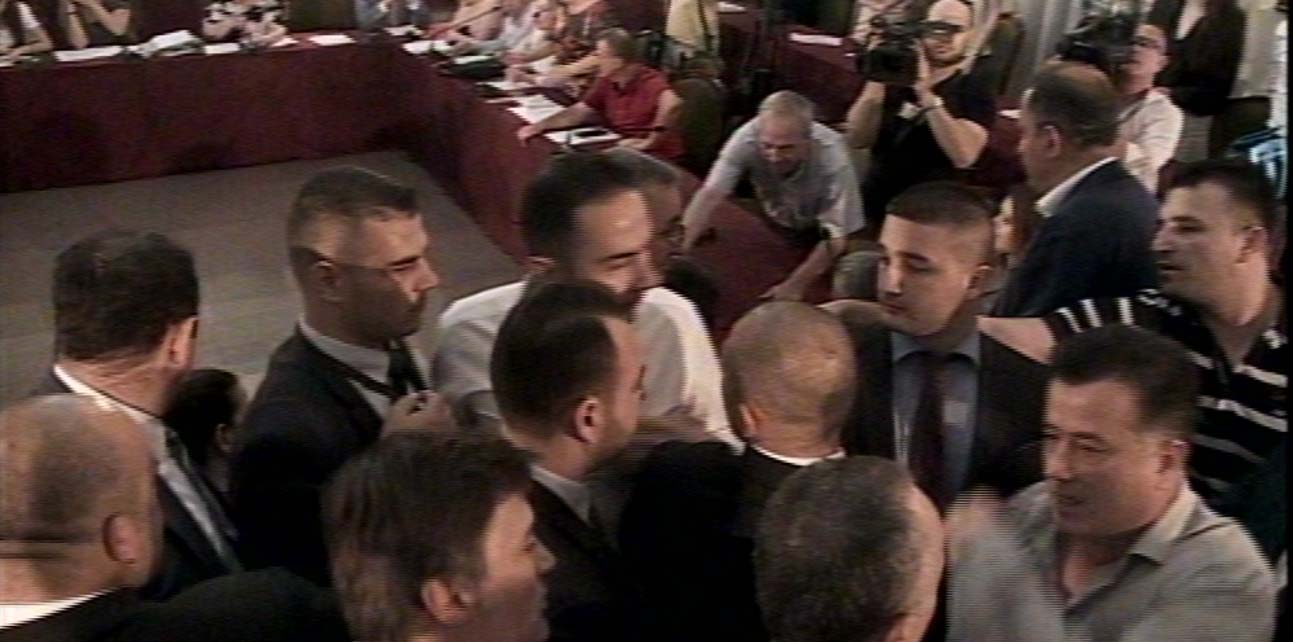 Rëndohet situata, Flamur Noka tenton të nxjerrë jashtë Erion Veliajn