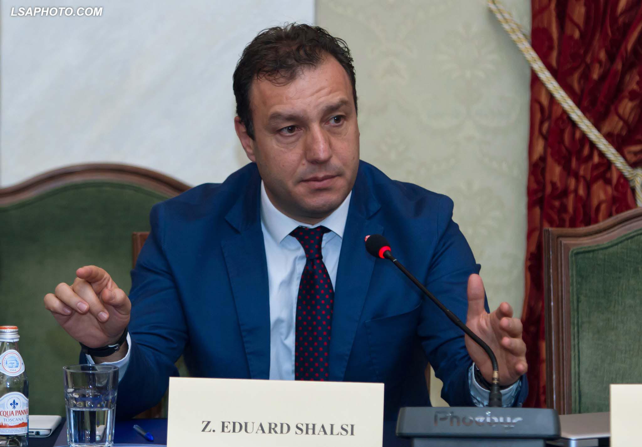 Ka mbjellë flokët? Deputeti Shalsi sfidon moderatoren: Provo t’i tërheqësh