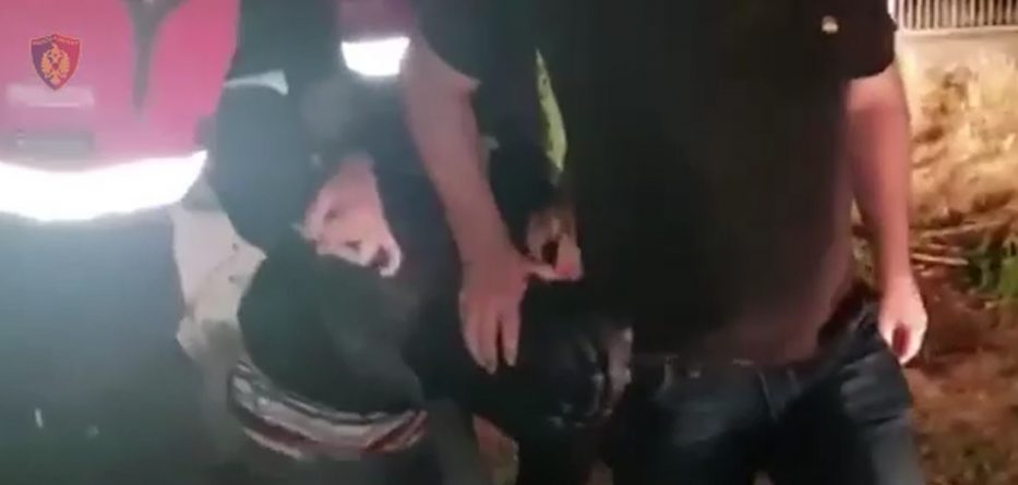 VIDEO/ Shkon të grabisë banesën me automatik, policia i ngre kurth 33-vjeçarit