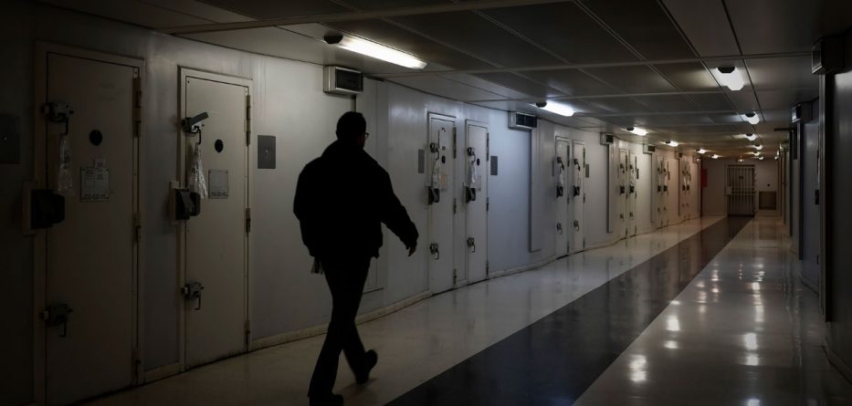 Në burg se furnizoi me armë terroristin e Francës, shqiptari i jep fund jetës në qeli (EMRI)