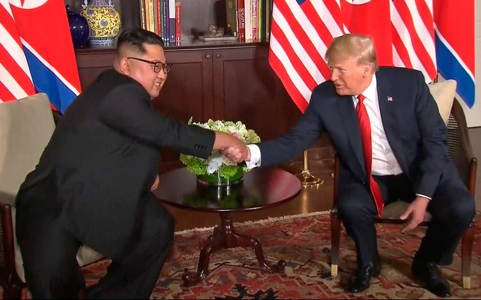 Takimi historik, Trump dhe Kim Jong-un shtrëngojnë duart në Singapor