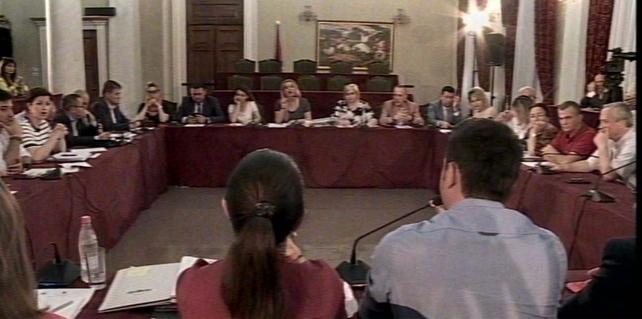 Teatri/ Vokshi përplaset me Veliajn te Komisioni i Medias: Nxirreni përjashta!