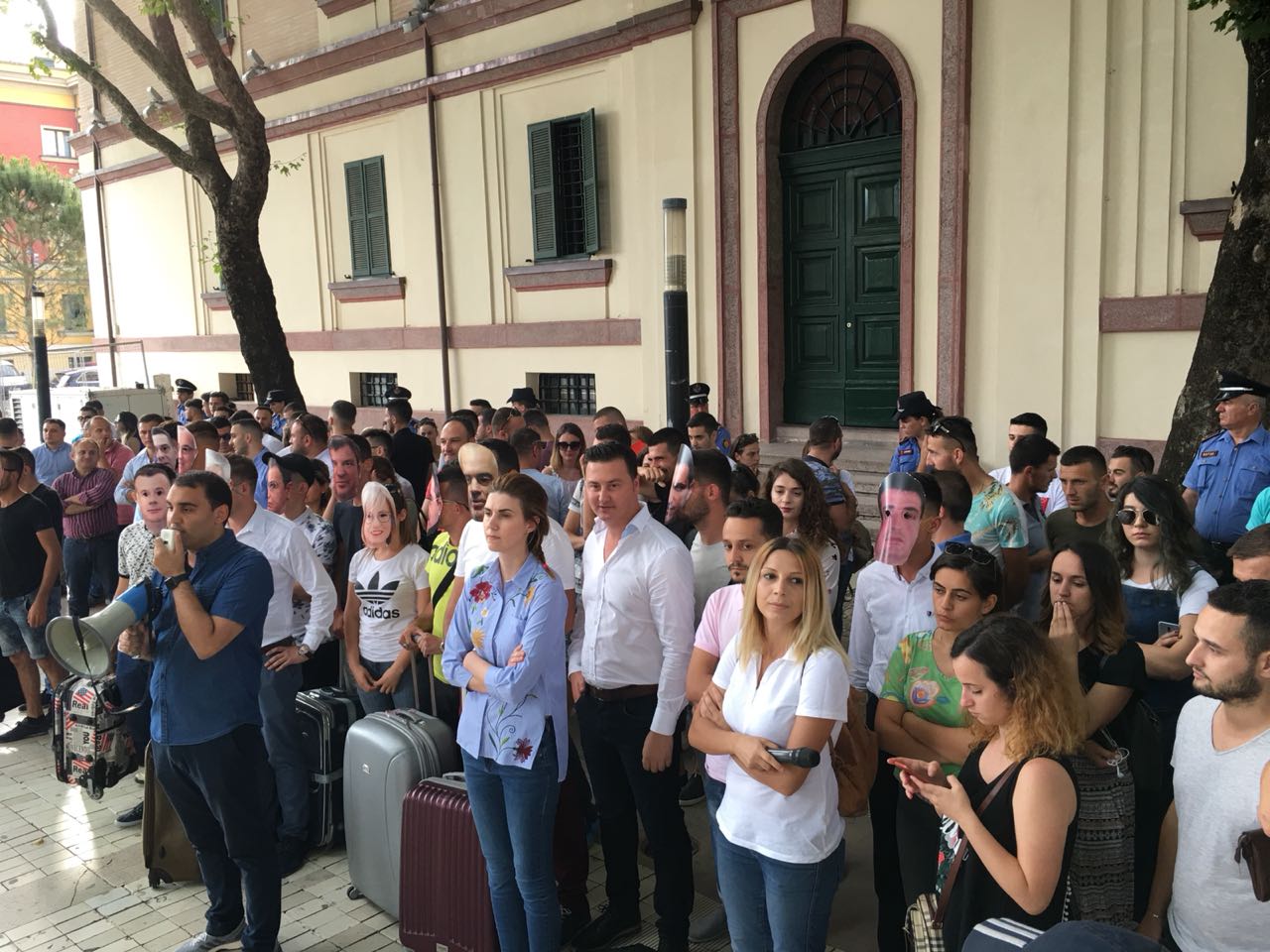 Të rinjtë e FRPD dhe LRI protestojnë sërish poshtë zyrës së Xhafës (FOTO)