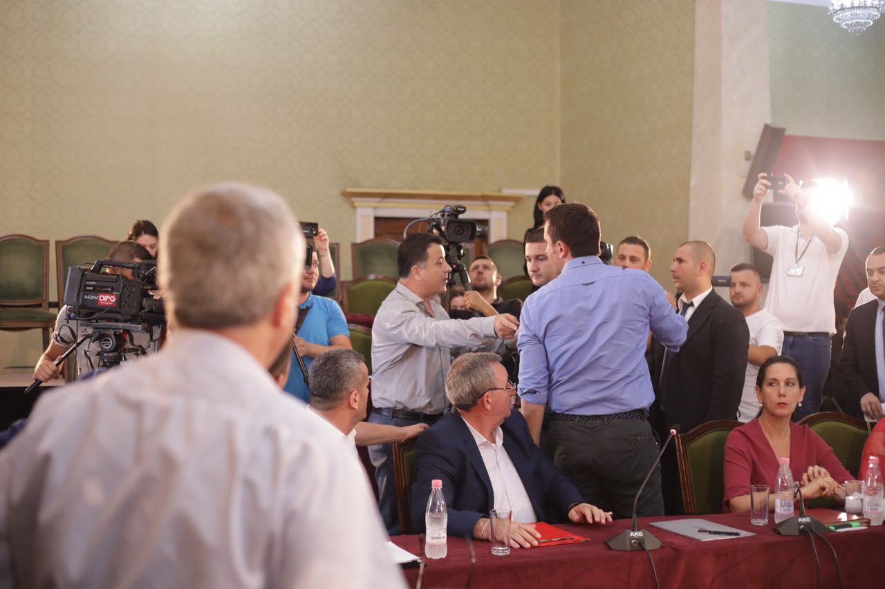 Veliaj largohet nga komisioni pas sherrit: I ftoj në teatër dhe këta që se dinë ku është