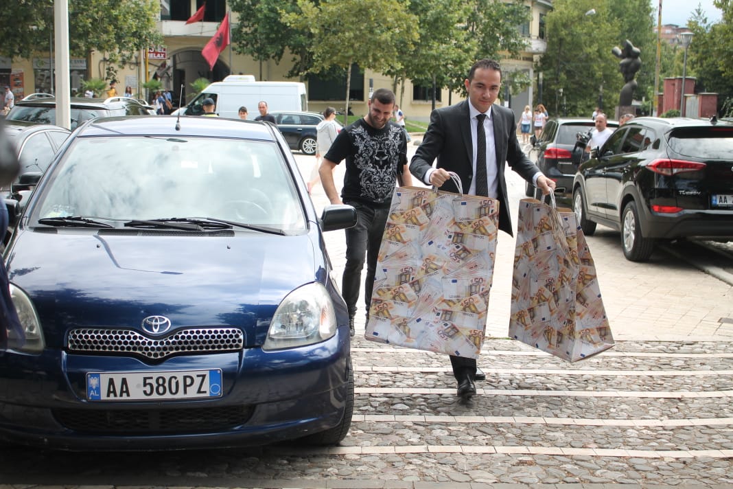 Salianji sqaron pse shkoi në Kuvend me “Toyota Yaris” dhe euro: Ishin false, por mi vodhën