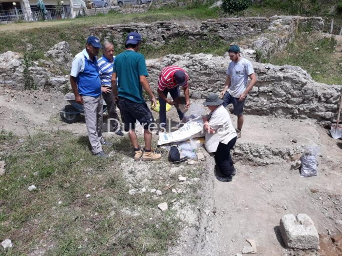 FOTO/ Gërmimet e një dite me parë në Durrës nxjerrin në dritë vazon antike