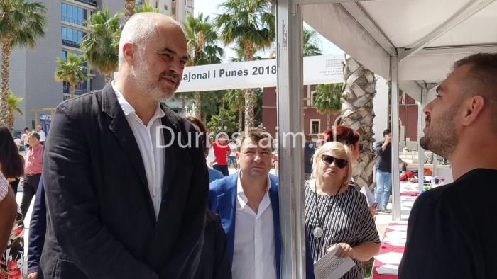 FOTOLAJM/ Kryeministri Rama duke vizituar Panairin e Punës në Durrës