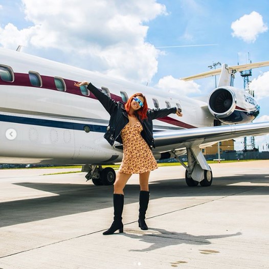 Rita Ora në Tiranë me look të ri (FOTO)