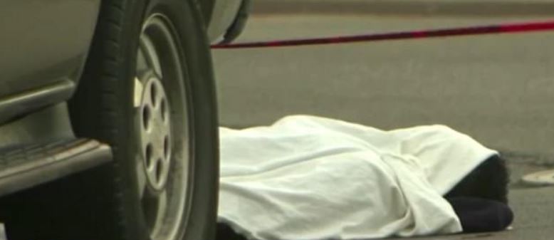 U shpall i vdekur në mes të rrugës, adoleshenti ngrihet dhe shtang kalimtarët