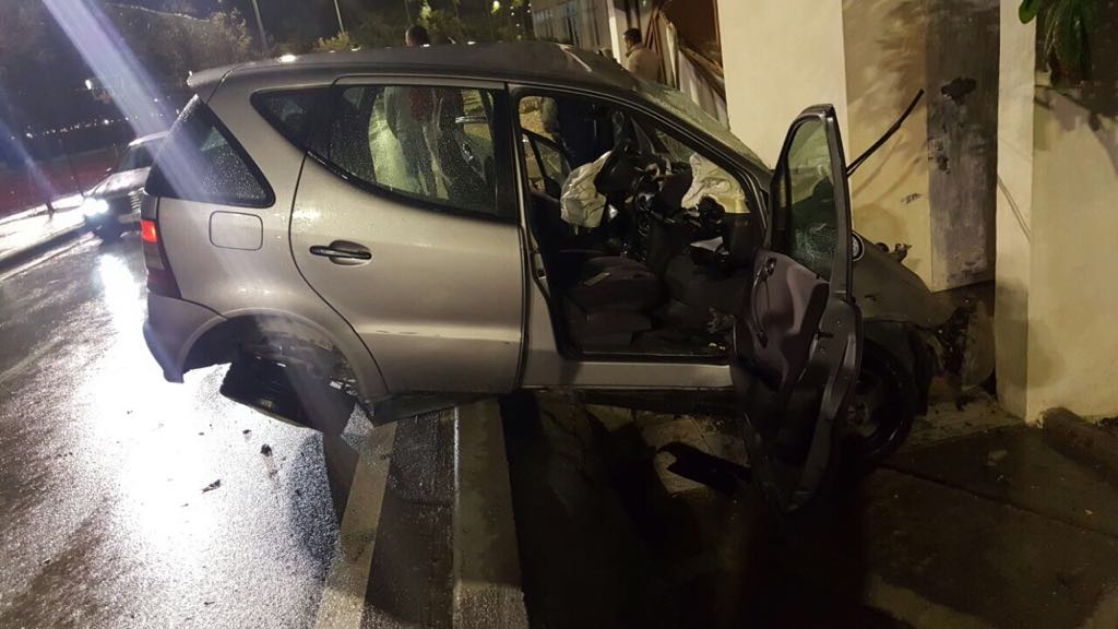 Makina përplaset me murin e lokalit, plagoset çifti i bashkëshortëve