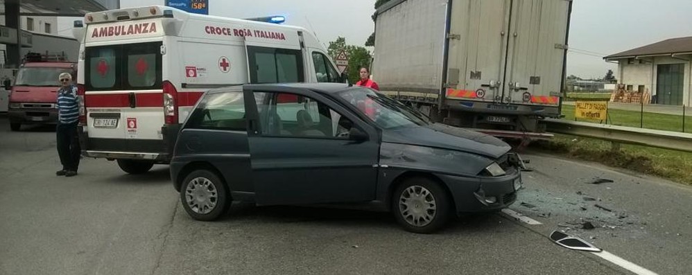 Kamioni përplas makinën, në gjendje të rëndë i riu shqiptar