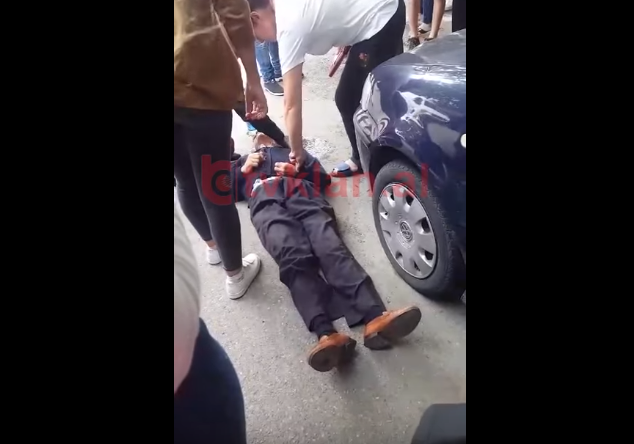 Aksident i rëndë, qytetari i shtrirë tokë përplaset nga urbani