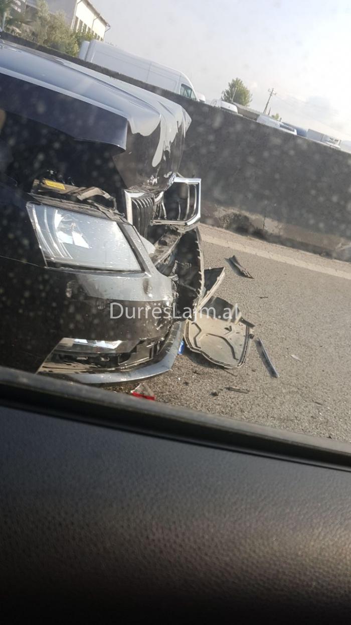 FOTO/ Aksident në autostradën Durrës-Tiranë