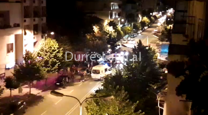 Aksidentohen makinat me 8 familjarë në mes të Durrësit, 3 të lënduar (VIDEO+FOTO)