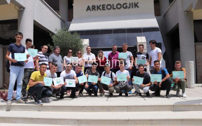 FOTO/ Nxënësit e shkollave të mesme të Durrësit, ekspozitë në Muzeun Arkeologjik me krijime me materiale të riciklueshme