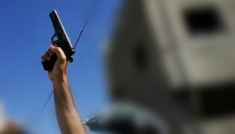 I riu nga Shijaku terrorizon banorët me armë, mbante edhe drogë në banesë