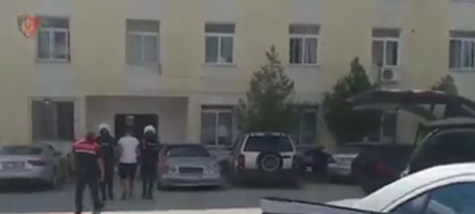 Ishte nën arrest por ‘i forti’ 28-vjeçar qarkullonte me armë e drogë në “Benz”