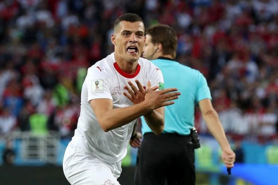 Xhaka çmend serbët me shqiponjën! (VIDEO)