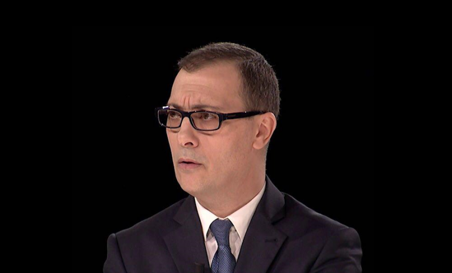 Adi Krasta me syrin e nxirë: Historia e rrahjes së moderatorit, për një kompliment…!