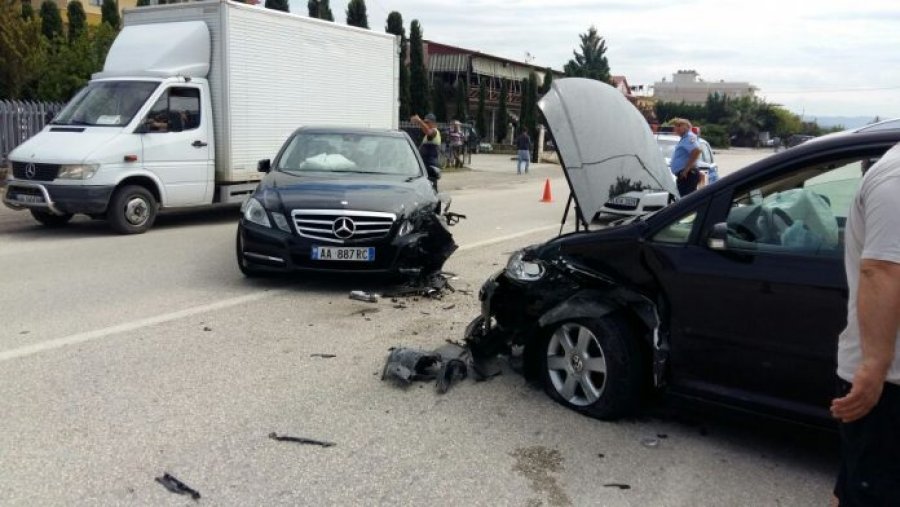 Përplasen ‘kokë më kokë’ Benz-i me Volksvagen, dy të plagosur (FOTO)