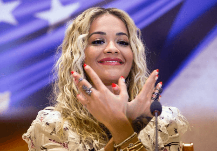 FOTO/ Rita Ora mesazh shqiptarëve pak orë para koncertit në Tiranë