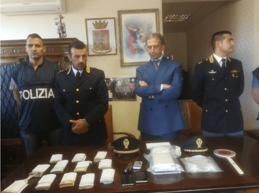 Arrestohet biznesmeni shqiptar, kapet me 2 kg kokainë dhe 60.000 € (FOTO)