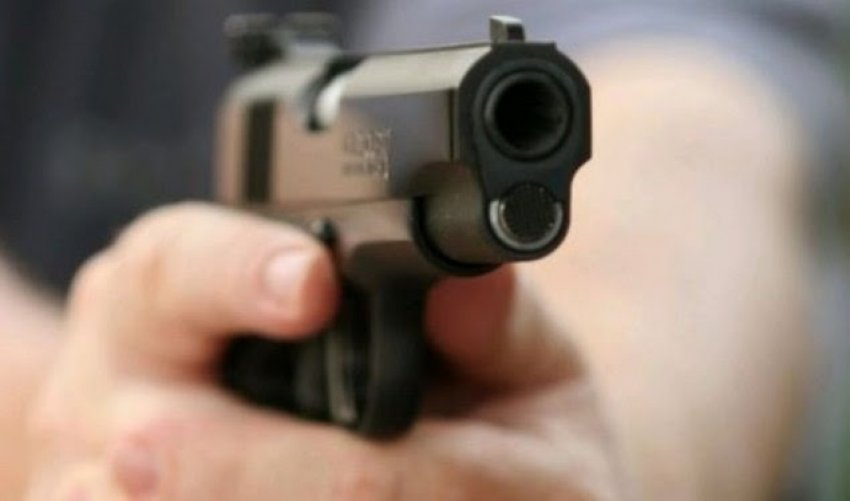 I riu në Durrës tenton të vrasë 28-vjeçarin, qëllon me pistoletë &#8220;BMW&#8221;-në