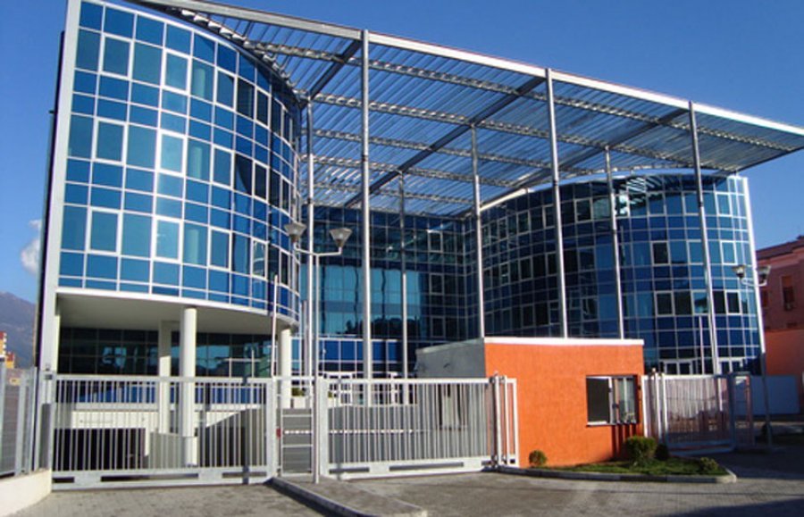 ‘Më jep 4 mijë euro ose të zhduk ty me vajzën!’ Ndalohet kërcënuesi