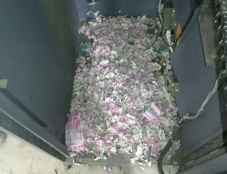 “Bastiset” bankomati, personeli i bankës shokohet nga grabitësit e pazakontë (FOTO & VIDEO)