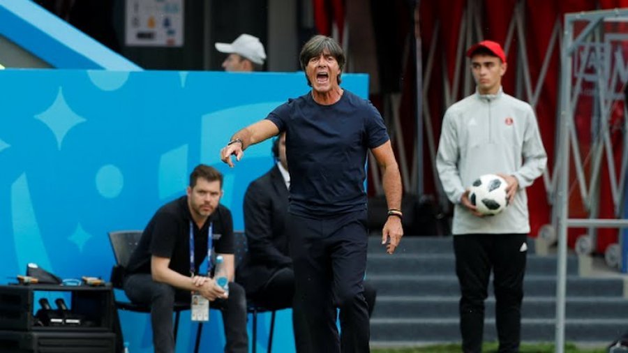 Tifozët ‘masakrojnë’ teknikun Joachim Low (FOTO)