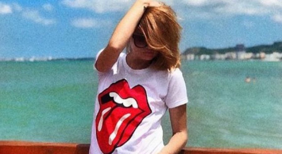 Çudit Tiranën, aktorja del topless në ballkon! (FOTO)