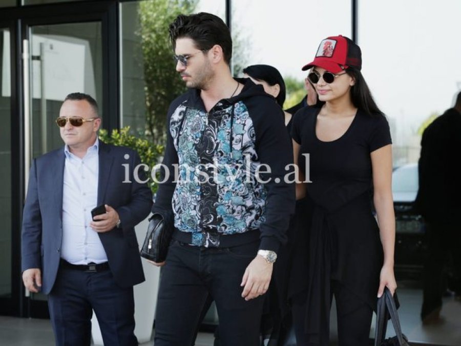 Aktori i famshëm turk Tolgahan Sayisman, mbërrin në Tiranë