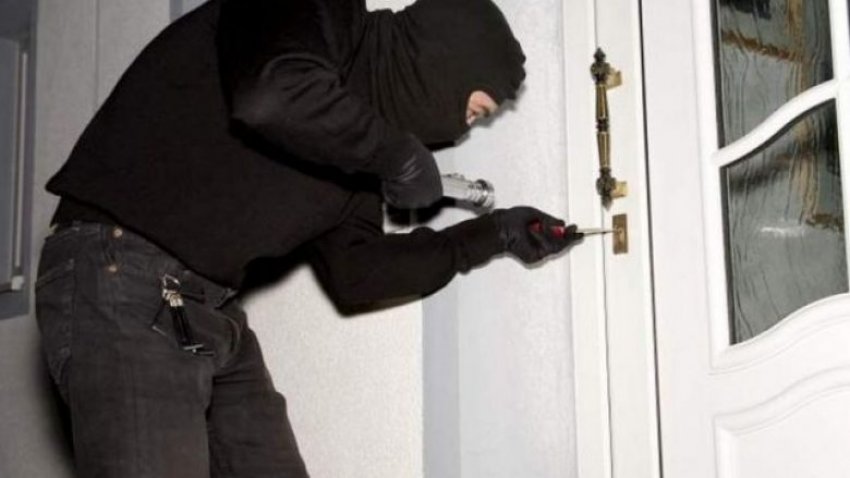 Vidhet gjatë natës firma në Durrës