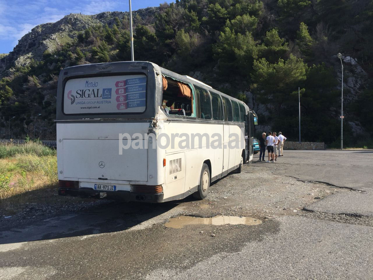 Shkëputen gurë nga mali dhe bien mbi autobusin me punëtorë, lëndohen 2 gra