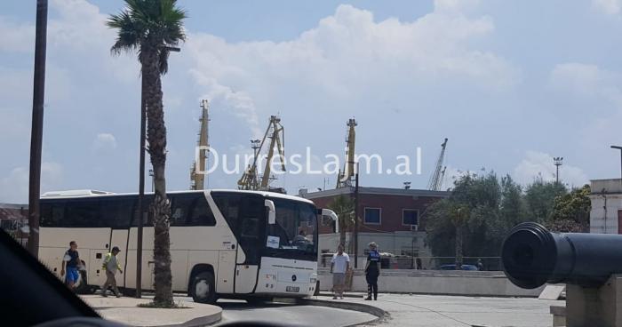 FOTO/ Autobusi ngec tek Torra dhe bllokon trafikun, durrsakët: Kur do ta dekorojmë inxhinierin?!