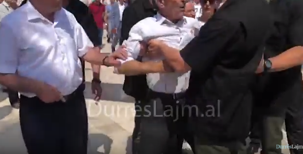 Incident gjatë vizitës së Ramës në Durrës, i moshuari tenton t’i ofrohet, ndalohet nga Garda (VIDEO)