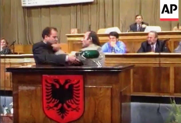 “Dekorimi i atentatorit të Azem Hajdarit, hakmarrje politike!”