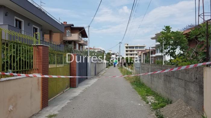Shenja gjaku pranë shtëpisë ku djali plagosi nënën dhe babain në Durrës (FOTO)