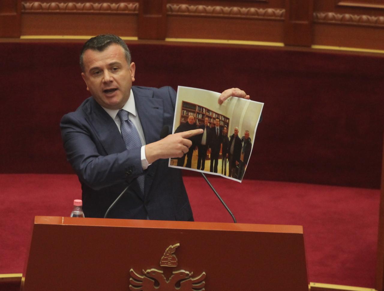 Taulant Balla nxjerr foton: Vëllai i porositësve të “Toyota”-ve në zyrën e Bashës