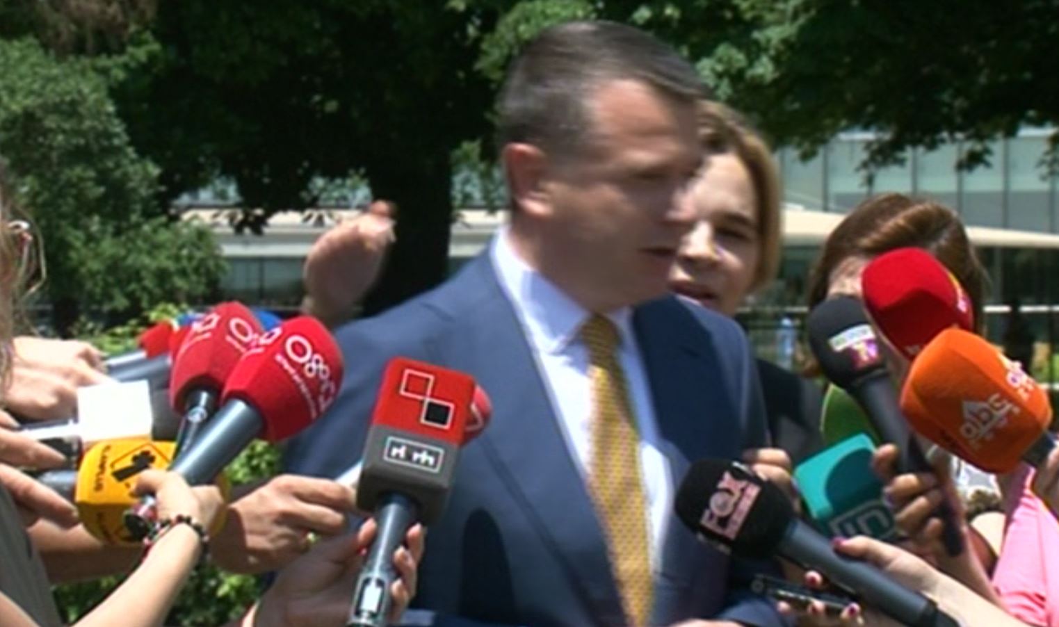 Kryemadhi përplaset me Ballën: Mos u merr me çështje familjare se nuk e dimë si dalim pastaj