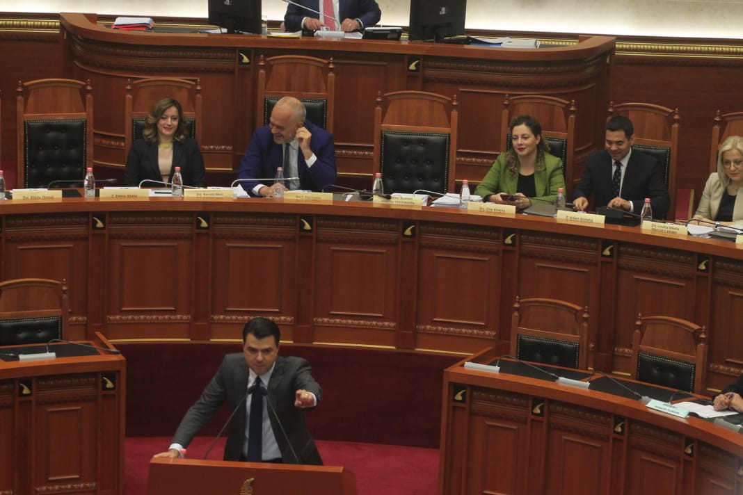 Mazhoranca miraton me urgjencë ligjet, Basha vijon të qëndrojë në foltore