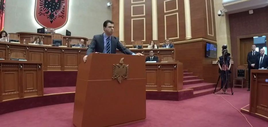 Basha kërkon Kryeministrin në Kuvend, Gramoz Ruçi ndërpret seancën