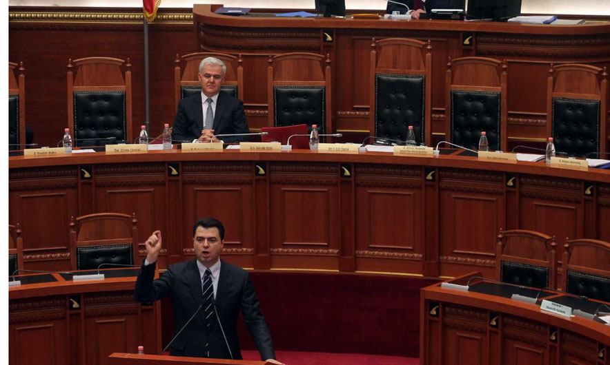 “Toyota” me 3.4 mln €/ Xhafaj paralajmëron Bashën: Po shkel në dërrasë të kalbur!